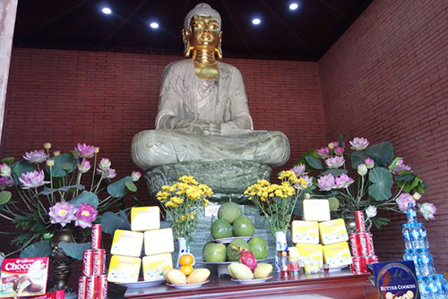 Đến với Tháp Tường Long, du khách sẽ được chiêm bái bức tượng phật ngọc A Di Đà cao 1,86m (theo đúng nguyên mẫu bức tượng phật ngọc A Di Đà ở chùa Phật Tích, Bắc Ninh) được đặt ở tầng 1 của Tháp